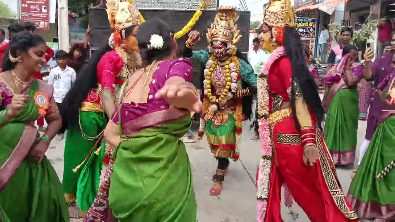 పెనుగంచిప్రోలు లో జరిగిన రంగుల మహోత్సవంలో మీ రాము భవాని టీం 9951188647