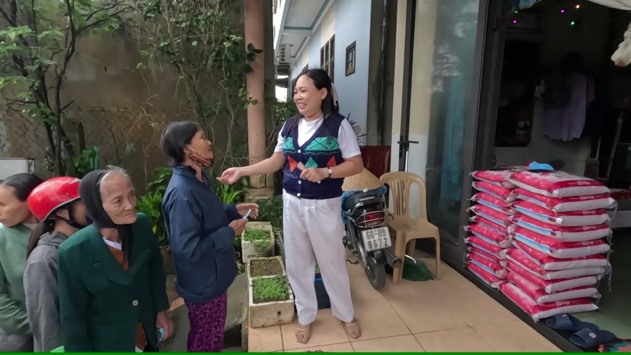 Mai Linh ở Đức giúp quà  bà con bị ảnh hưởng sau  lũ lụt |Trân Trân Huế thương