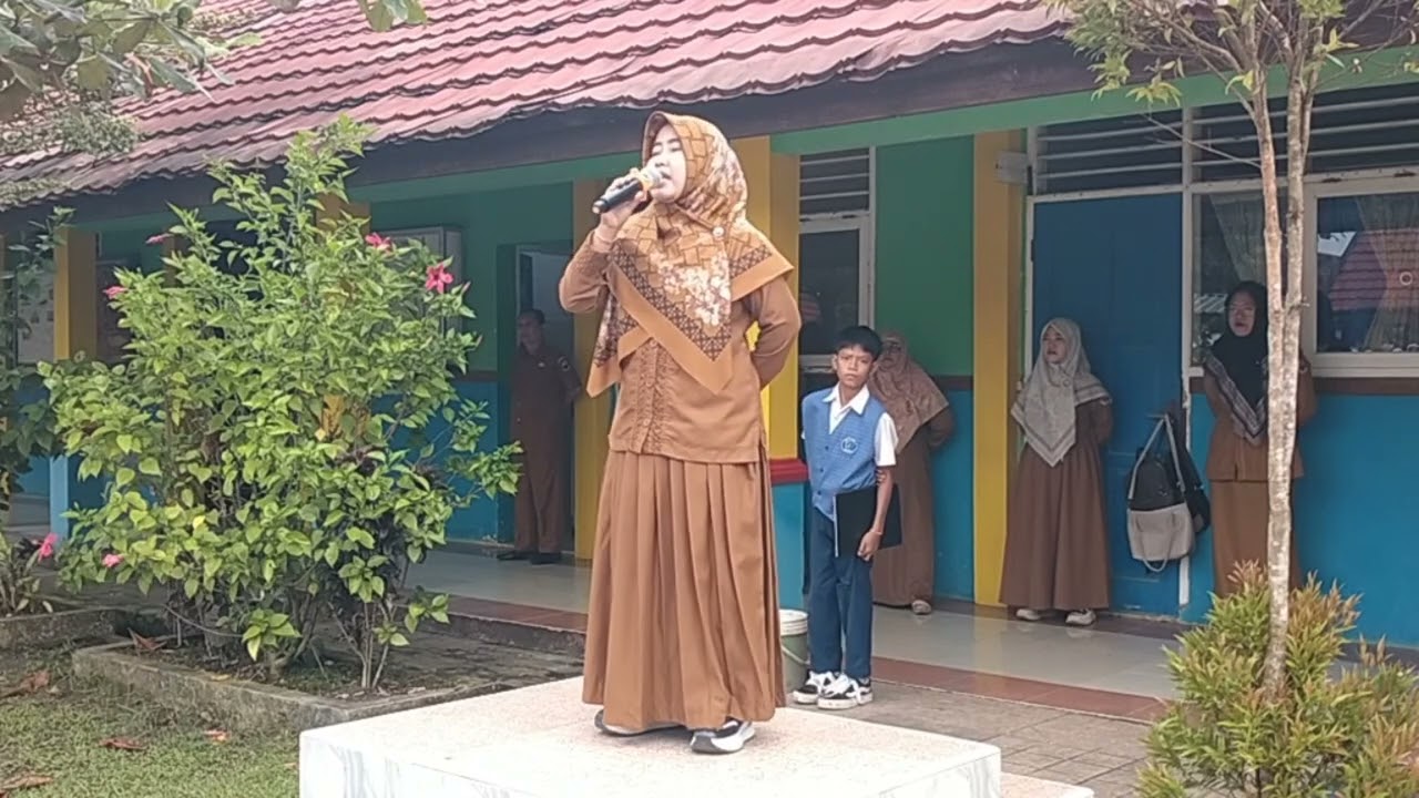 Amanat Pembina Upacara Hari Senin. Pentingnya Menghargai Guru