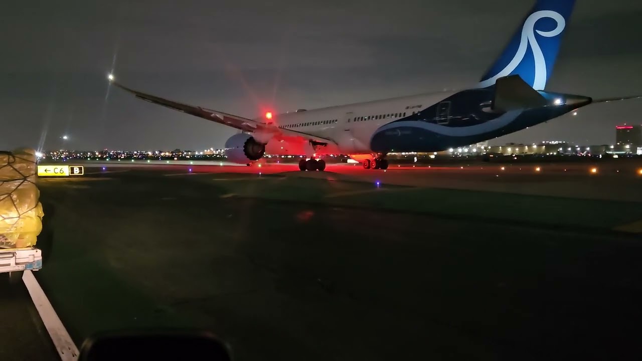 LAX TAXIWAY SOUTHSIDE