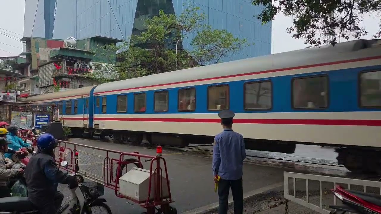 [22/2/2026 9h53]: D19E-979 kéo tàu SE24 vào ga Hà Nội