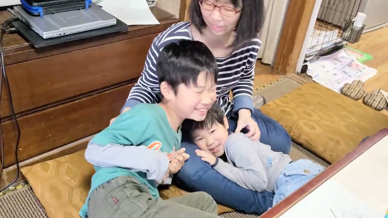 【親子のふれあい遊び】 子ども達を2人一緒にくすぐった後逆襲されるママ