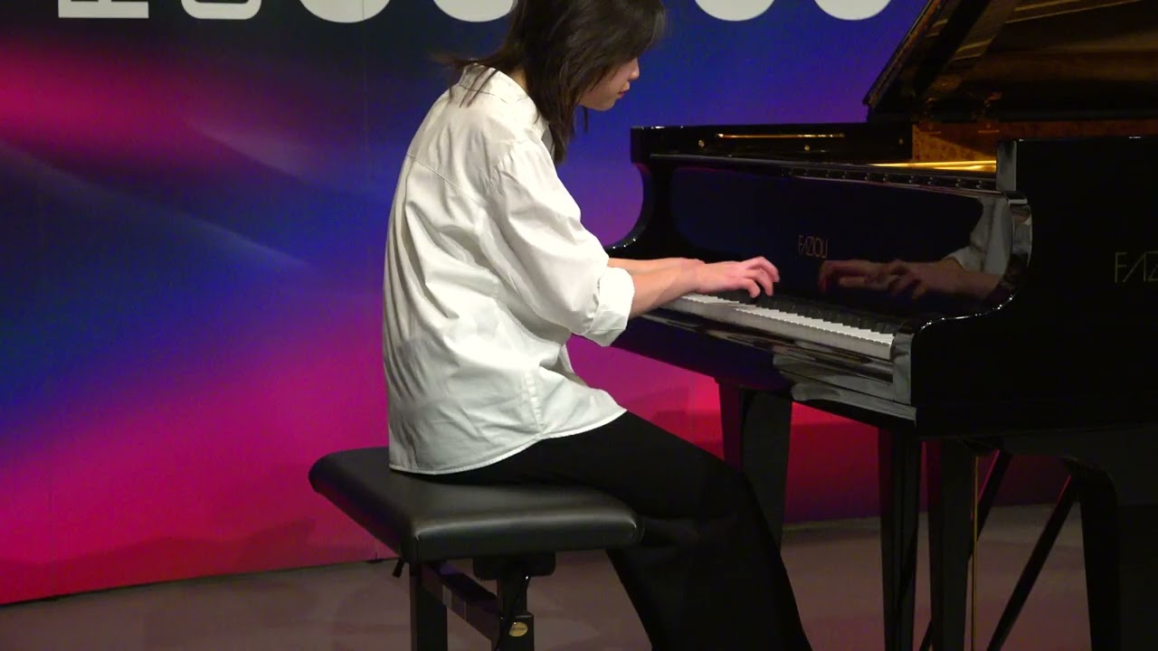 Feng Dekker uit Dronten speelt van J.S. Bach Inventie nr. 14 in Bes