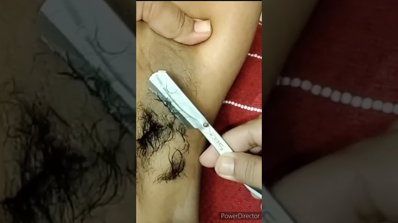 Armpit shaving by straight razor/