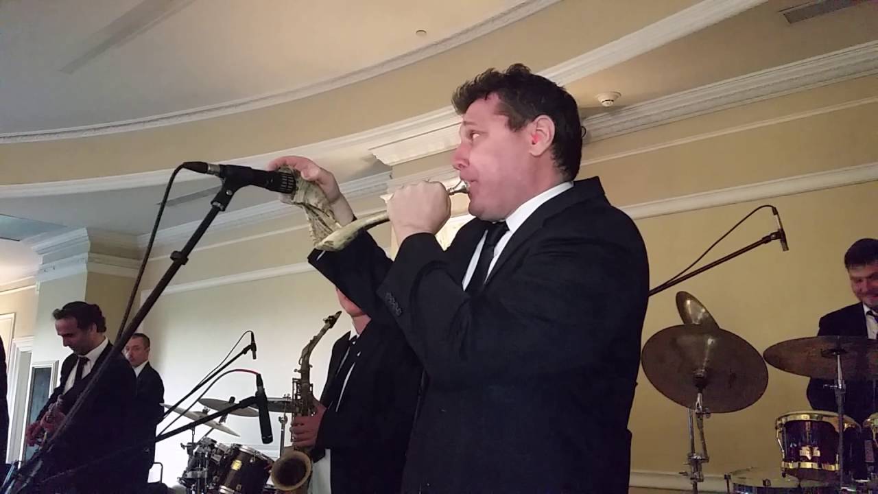 Danny flam playing the shofar to hei do didum live at wedding Haim playing percussion in backround