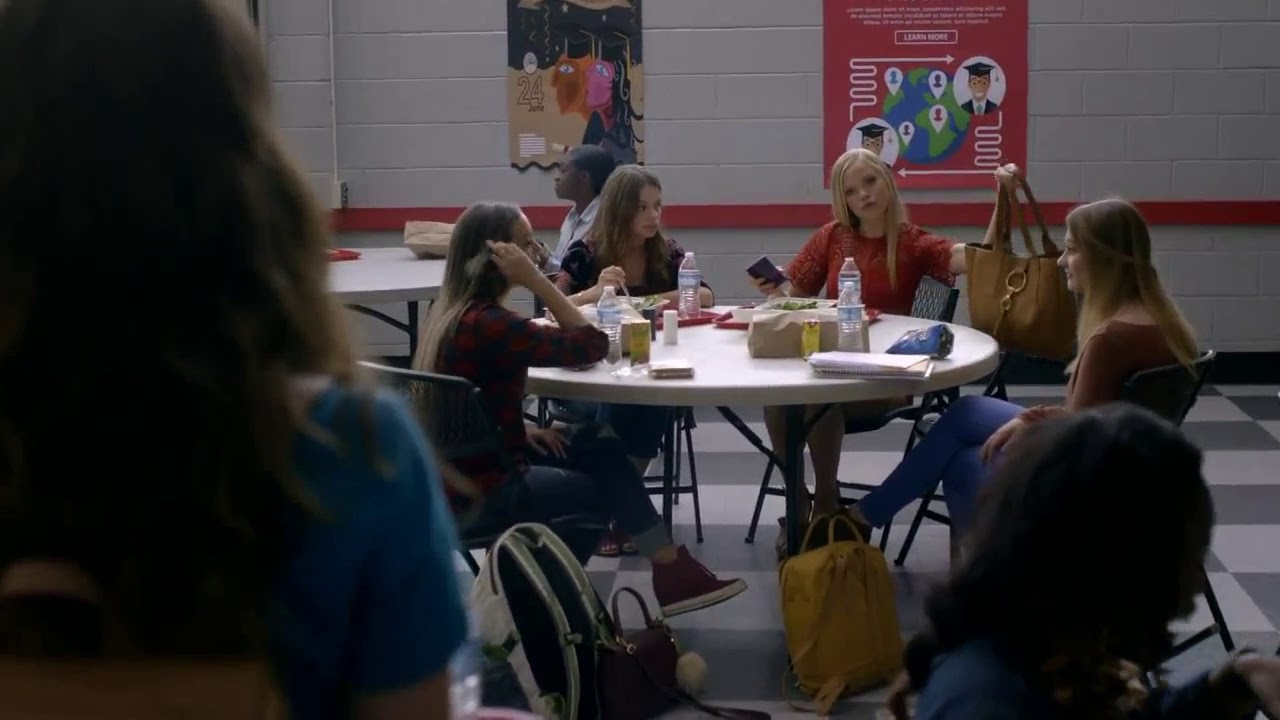 Cobra Kai Pelea en la cafeter&iacute;a 1X05