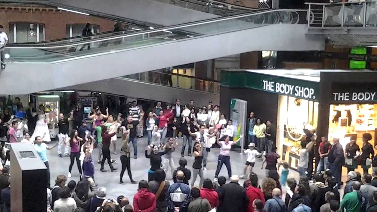 FLASHMOB COLOMBIA EN MADRID -cumbia y mapale
