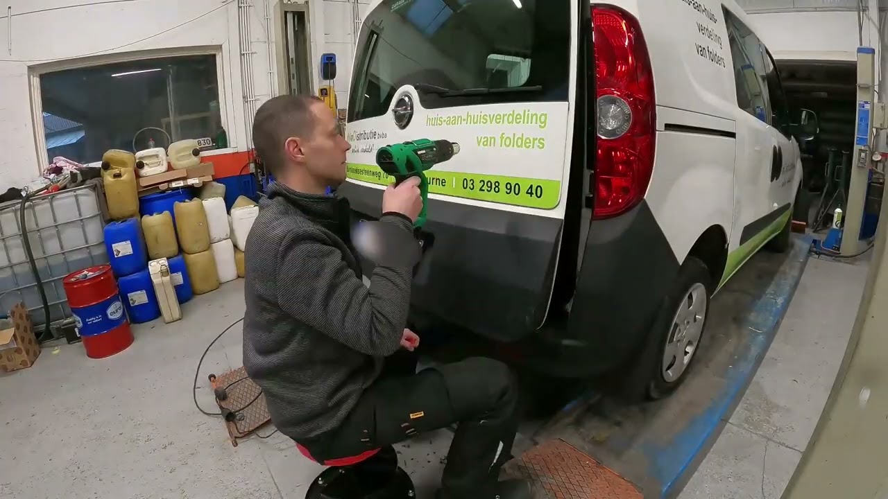 Hoe verwijder je stickers van autolak, de correcte manier.
