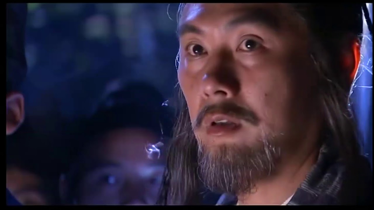 小龍女空手對陣郝大通，全真道士節節敗退之際，丘處機出手，小龍女不敵，使出古墓絕頂輕功帶著楊過脫困而出