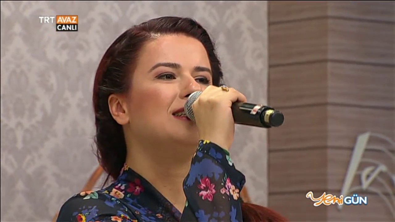 Balıkesir Yolunda ( Debreli ) - Ezgi Azizoğlu ve Ferhat İnkaya - Yeni Gün - TRT Avaz