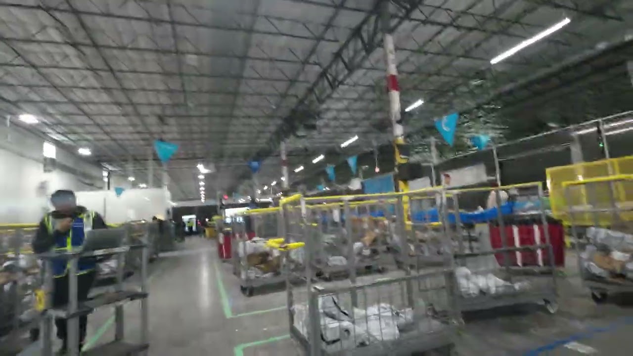 En espera de ruta/paquetes dentro del almacén de Amazon Flex.