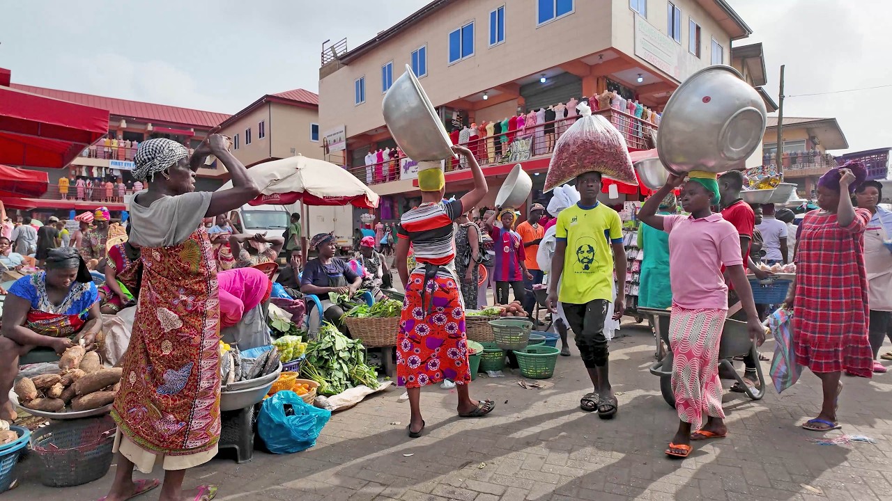 WALK IN STREET MARKET IN GHANA ACCRA, AFRICA