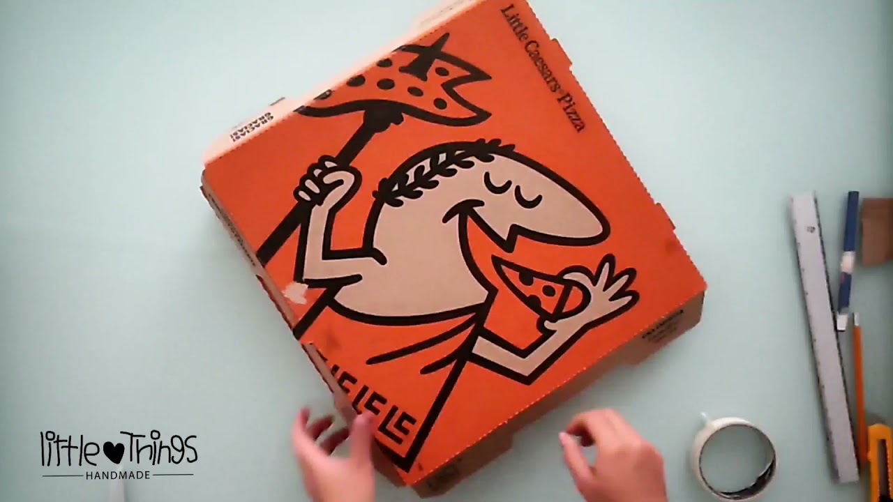Marco decorativo reutilizando una caja de pizza y una bolsa de papel.