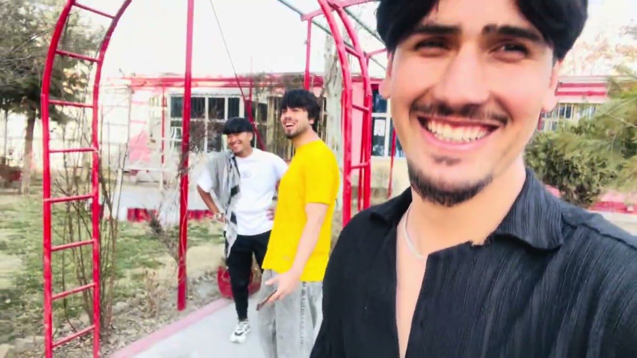 ببیننده باشید زحمت های پشت صحنه ما را 😇