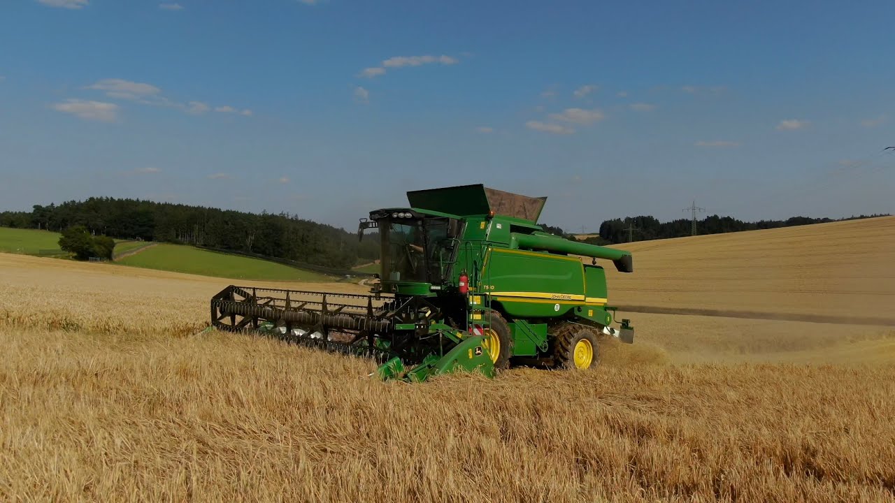 John Deere T560 Mähdrescher bei der Getreideernte in Bayern