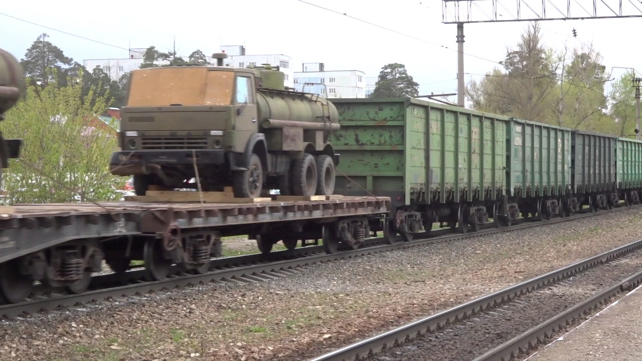 Электровоз ВЛ80С-1442 с грузовым поездом