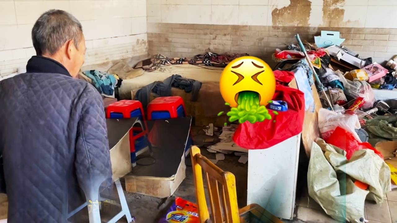😭It's so pitiful that the old man is living in a pigsty!