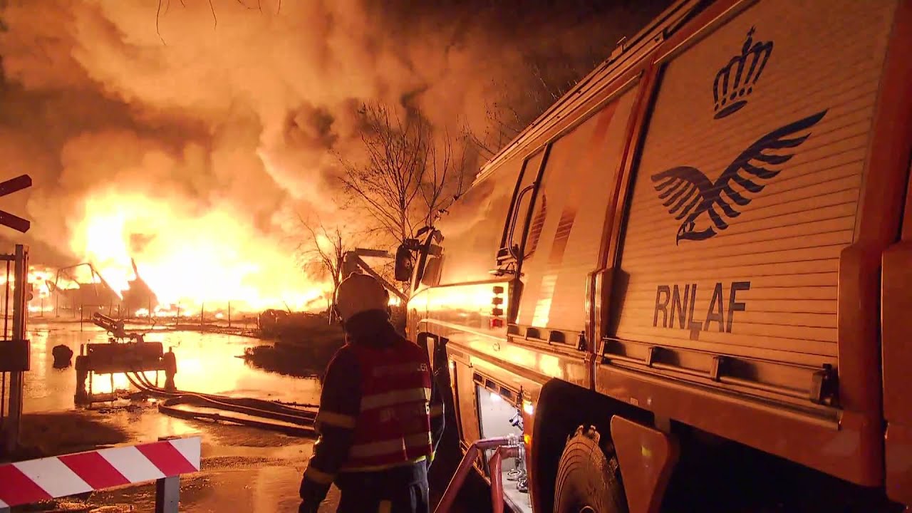 Brandweer Defensie blust mee in Moerdijk