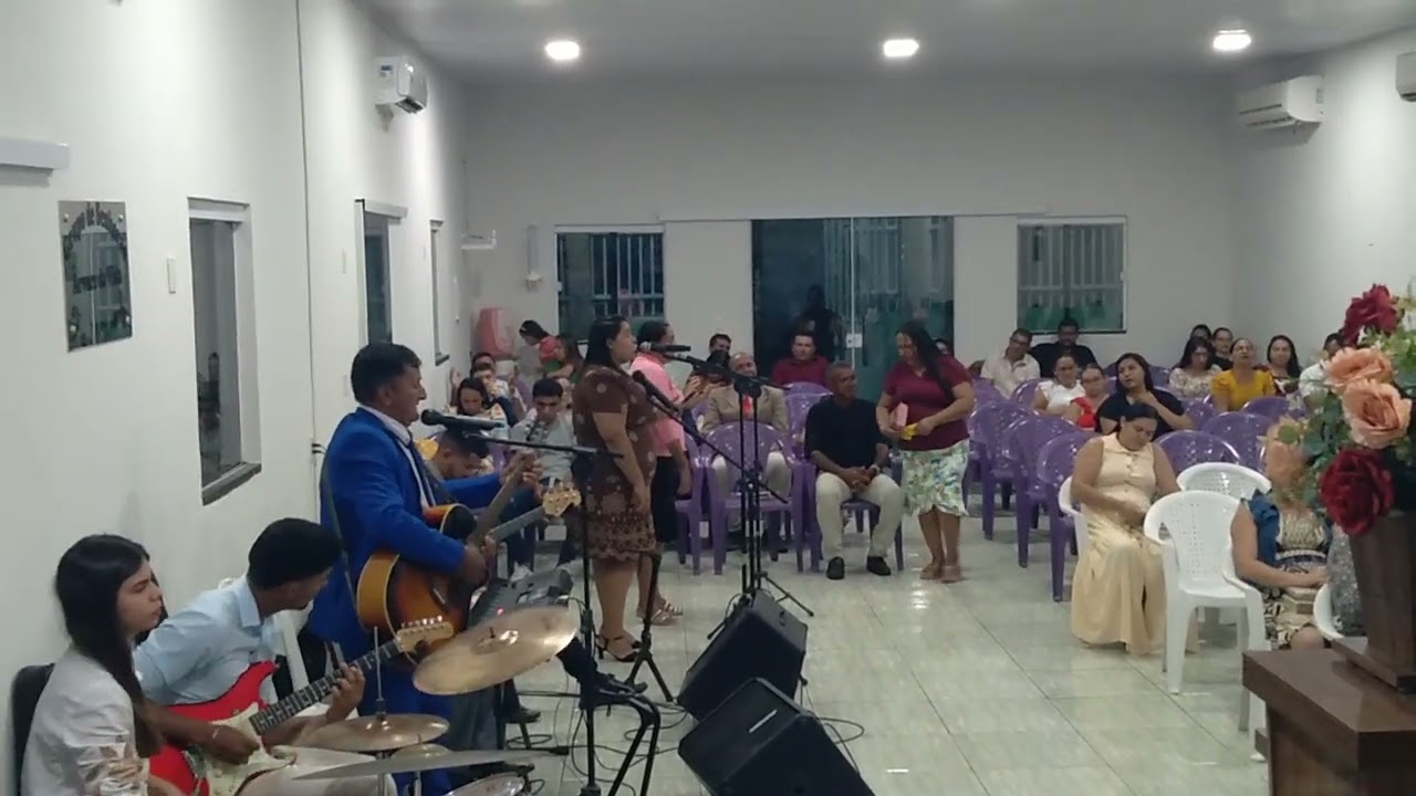 Irmão Edmilson louvando com a banda couve