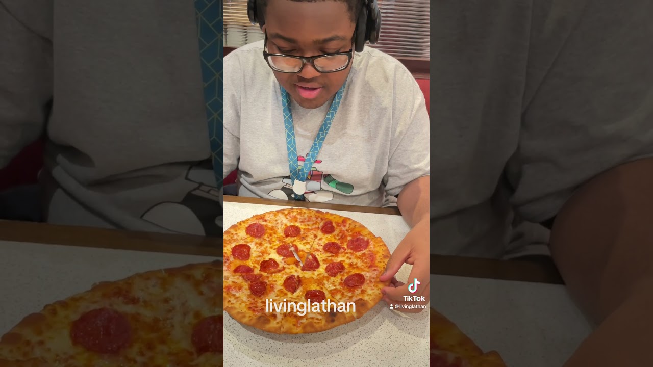 The Royal Pizza.🍕 #autism #food #lathan #foodie #foodreview #pizza #royalcaribbean #livinglathan