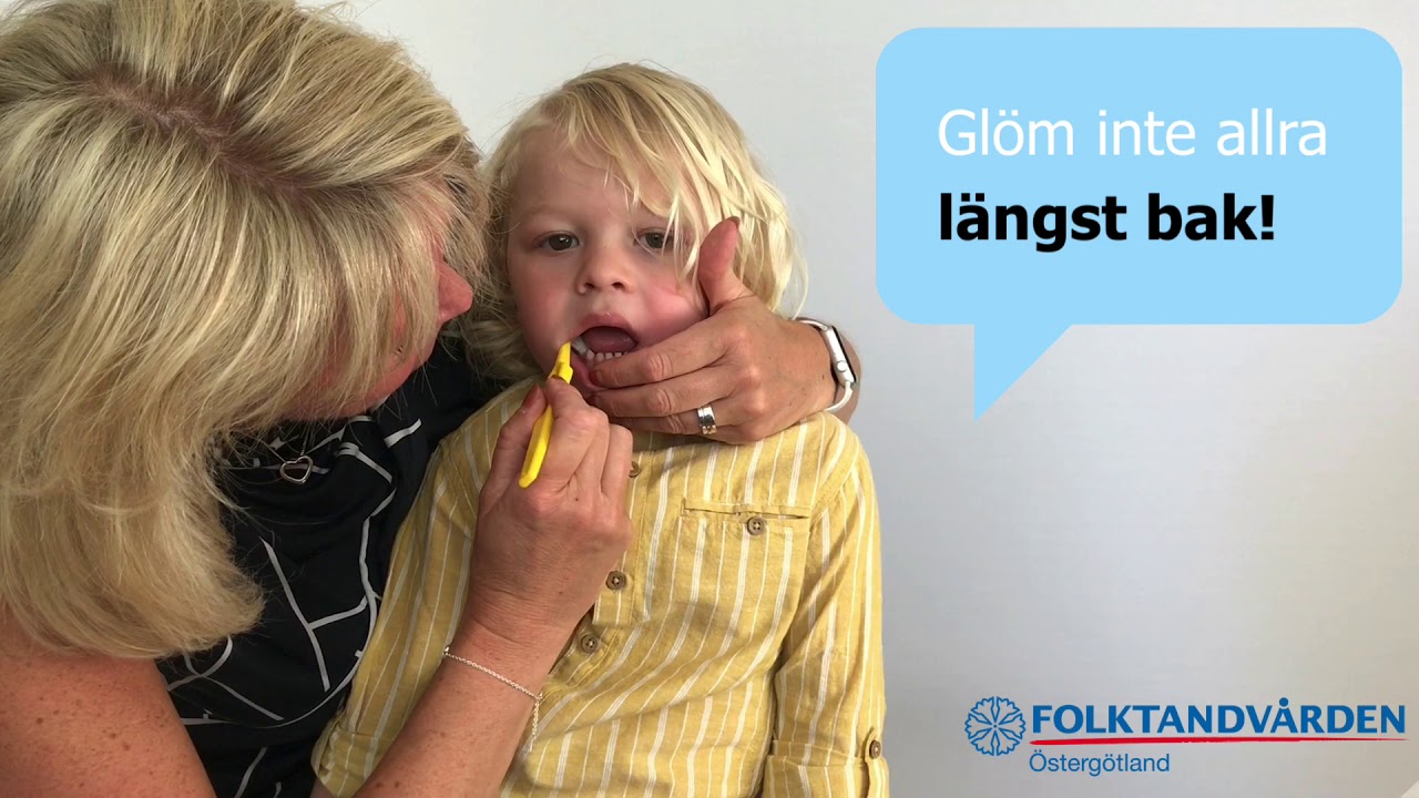 Borsta tänderna på mindre barn