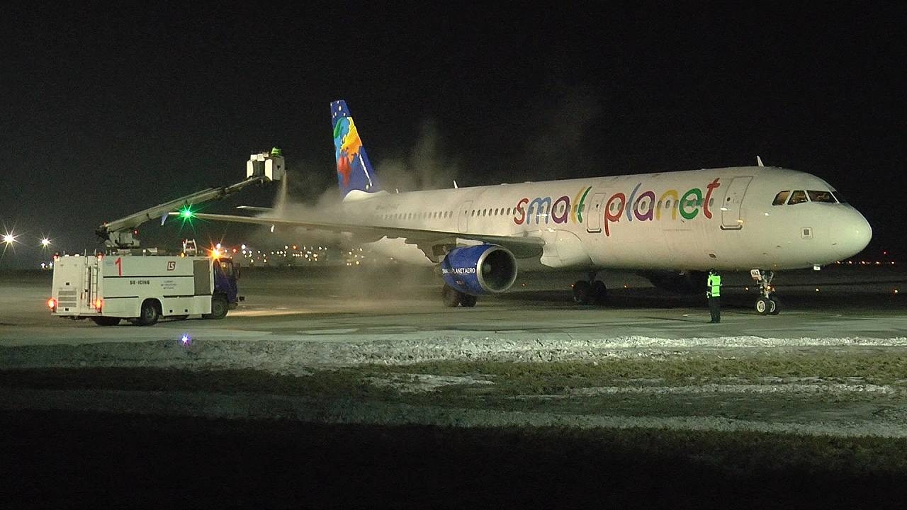 De-icing Small Planet Airbus A321 SP-HAZ - Katowice Pyrzowice (KTW/EPKT) - 19.02.2017 r.