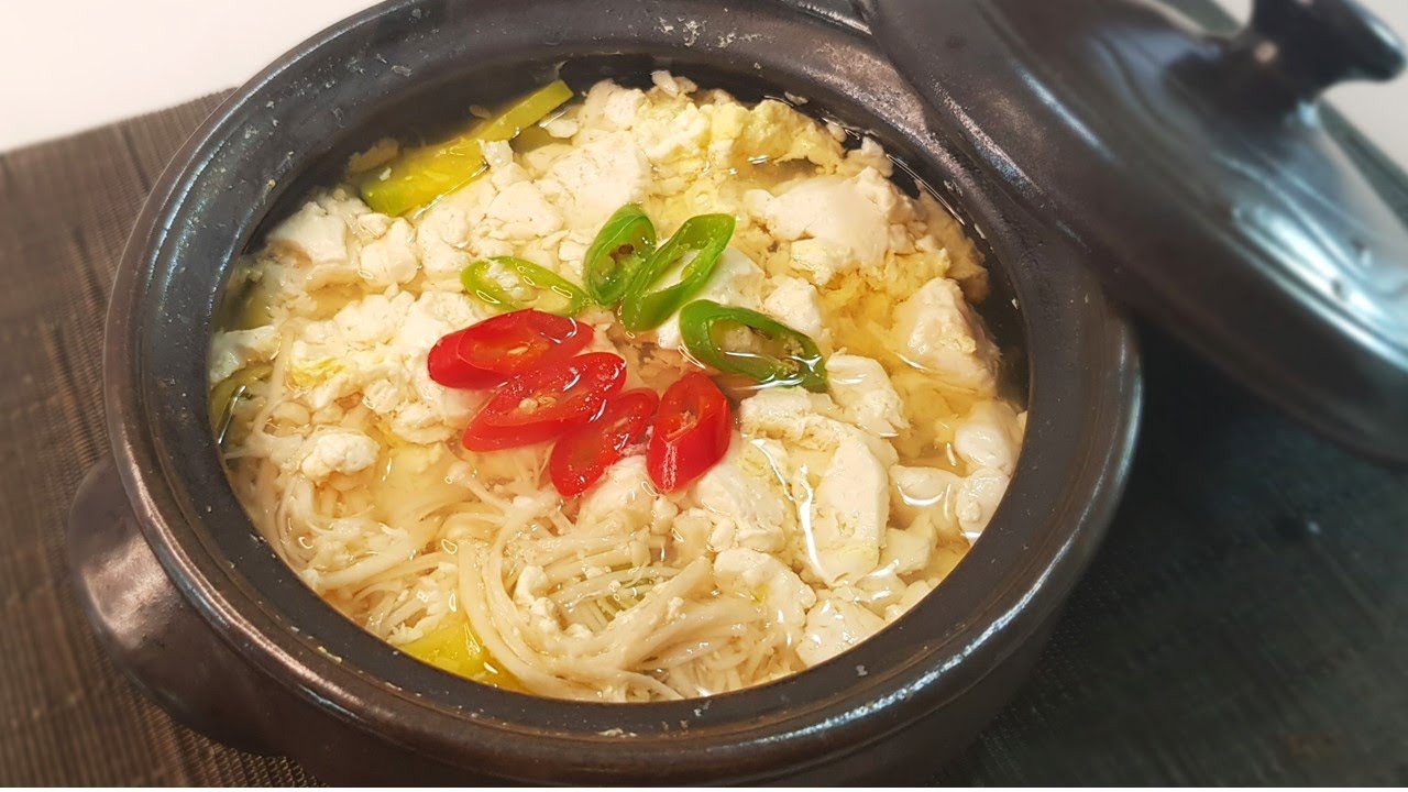 Non-spicy soft tofu stew(malgeun sundubujjigae, 맑은 순두부찌개)