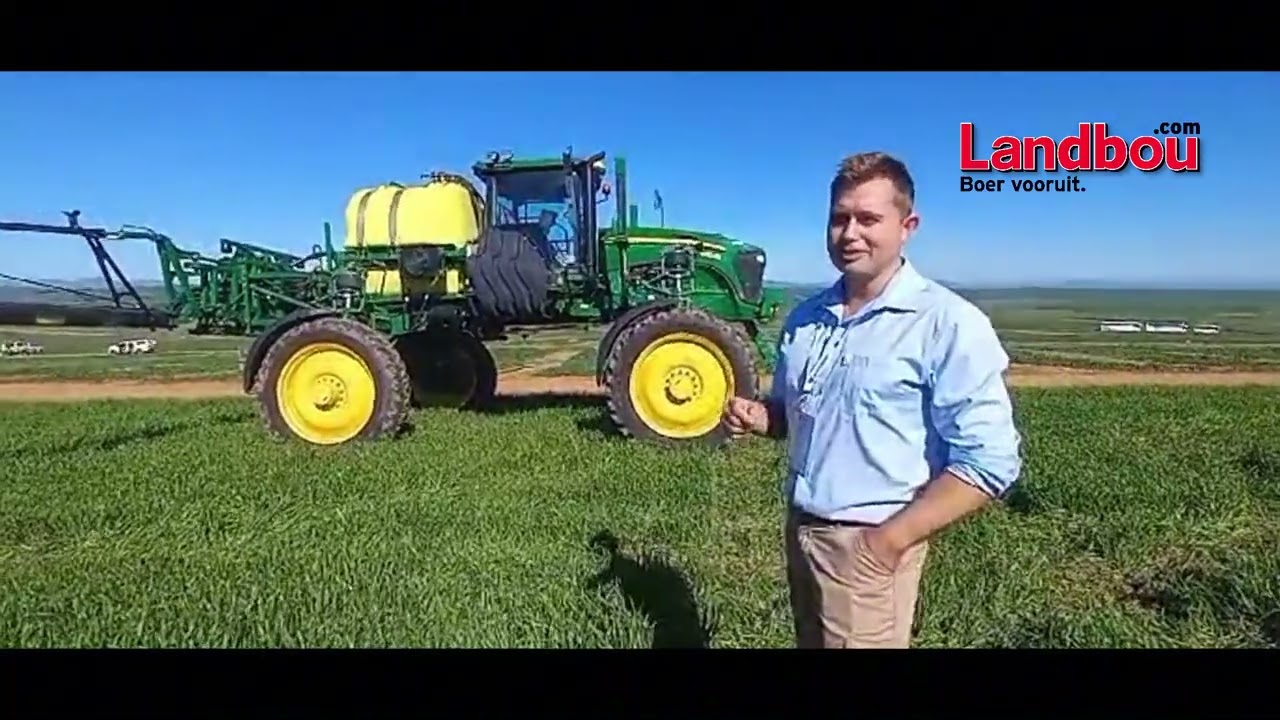 Aldo Otto van Afgri Equipment in Malmesbury gesels oor die John Deere M4040-hoogloopspuit.