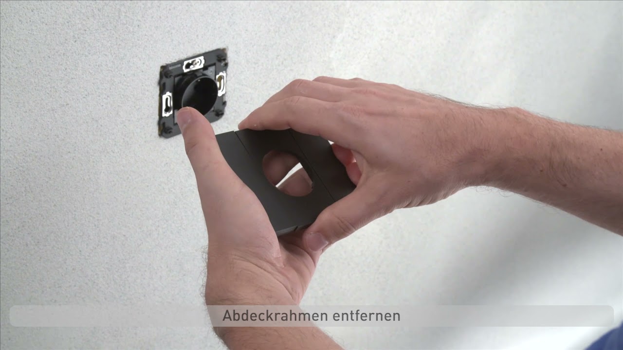 Schalterprogramm Living Now &ndash; Montage und Demontage einer Steckdose mit Abdeckrahmen und Abdeckungen