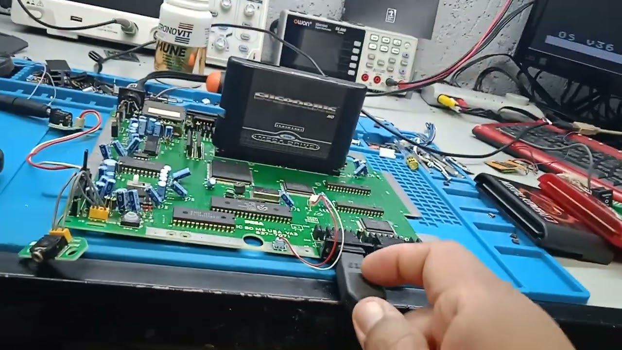 olha esse defeito no Mega Drive! Será que recap da jeito?