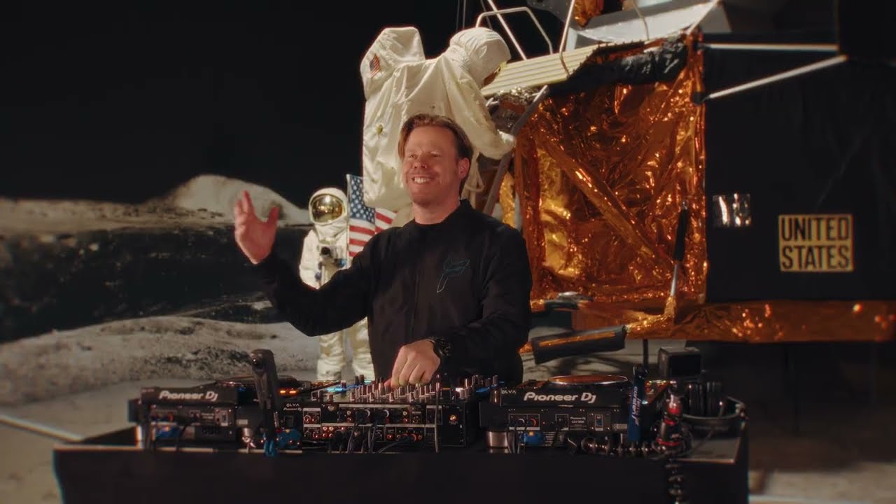 Joris Voorn, x Ferry Corsten x Moonman - Don't Be Afraid [Blueprint Showcase Cut]
