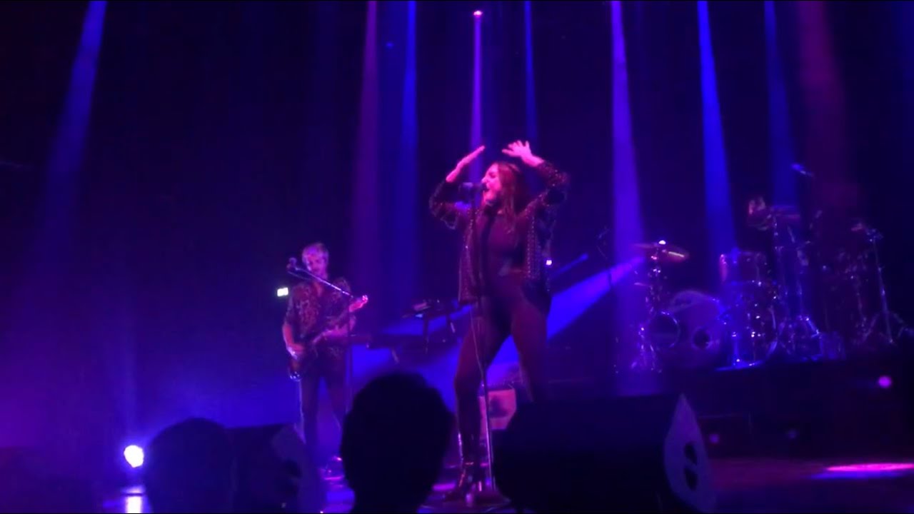 Izïa - Sous les pavés (CONCERT Rocher de Palmer - Cenon - 15 nov 2019)