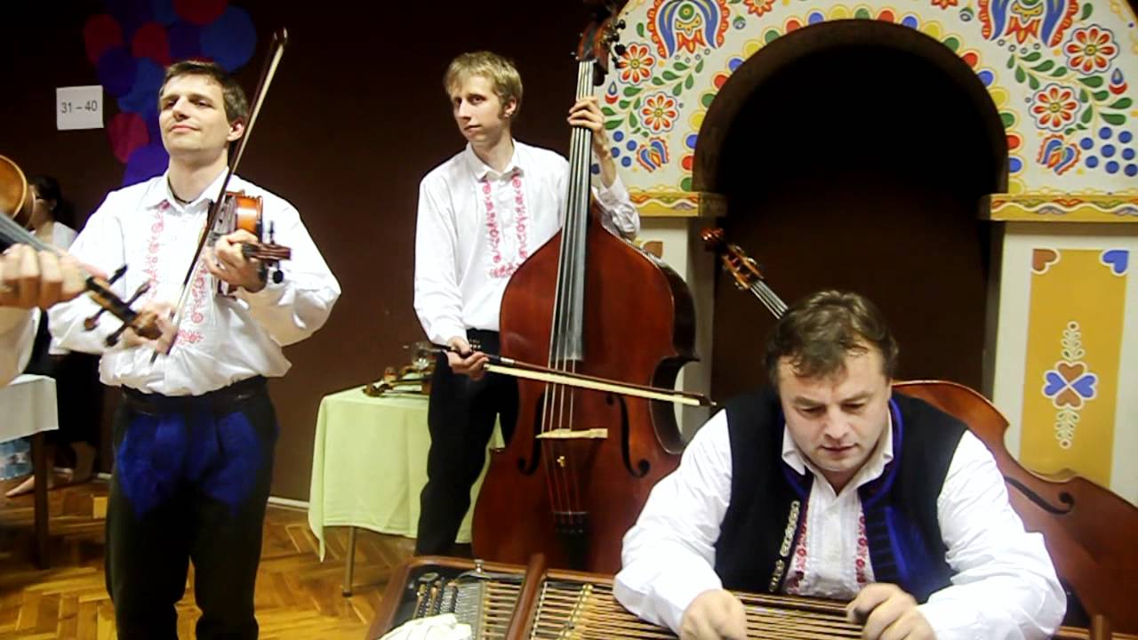 HLUK: Vinařský ples 2012: Mladí Burčáci, beseda u cimbálu (www.SlovackoDNES.cz)