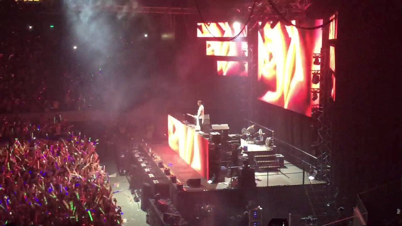 Roses - The Chainsmokers live in Manila