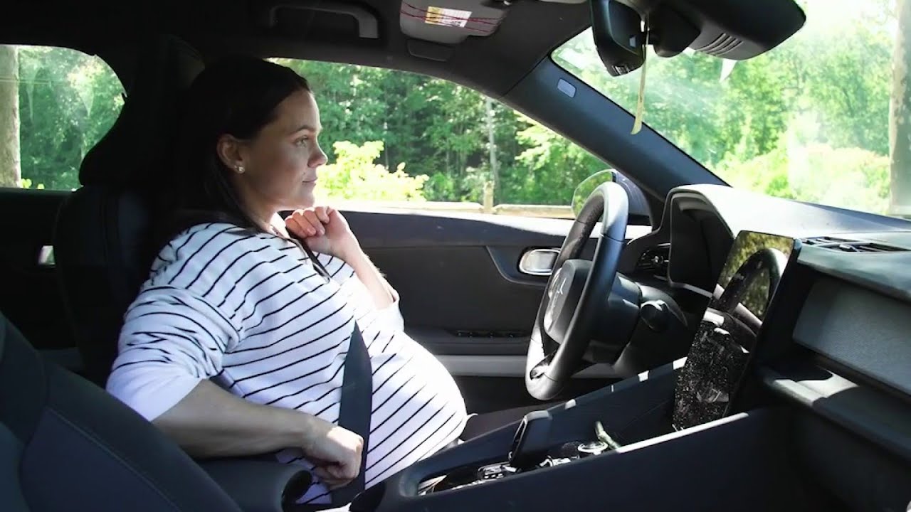 How to wear a seat belt while pregnant