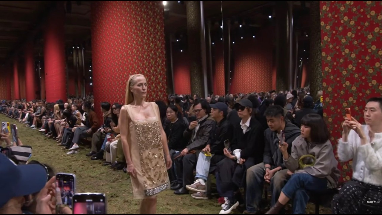 La vera protagonista della sfilata Miu Miu 2026 non è la moda. È il corpo.