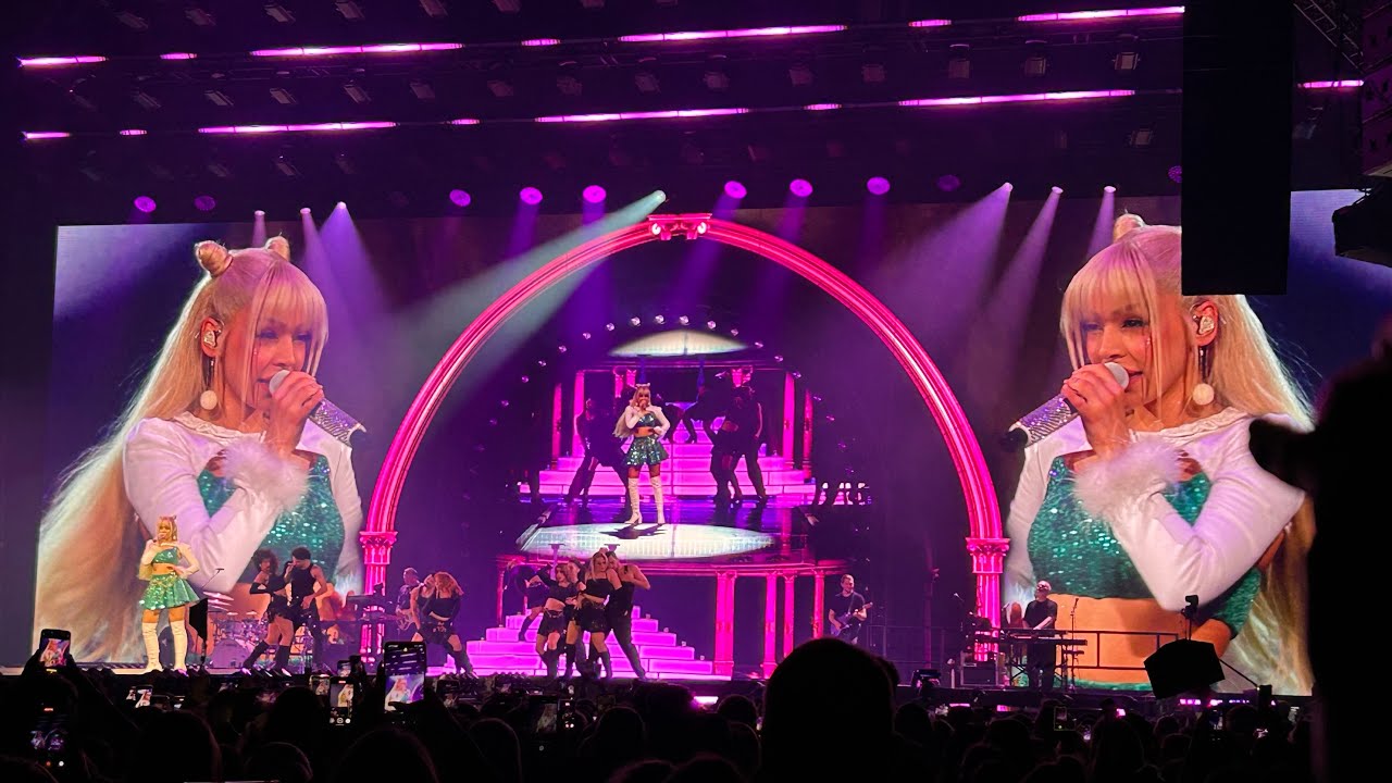 21.12.2025 Ayliva in Stuttgart Schleyer Halle „Was besseres“ / „immer fehlst du“