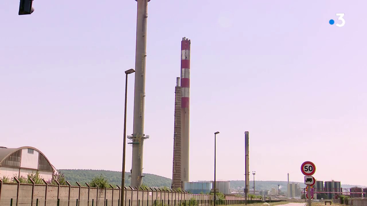 les cheminées de l'ex-Pétroplus à terre