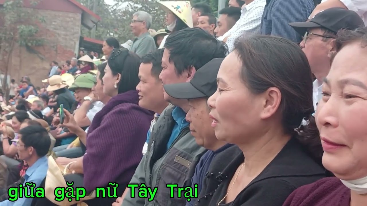 NỮ  TÂY  TRẠI  GẶP  NỮ  TRẠI  GIỮA  LỄ HỘI TRUYỀN THỐNG KÉO SONG LÀNG ĐỨC 