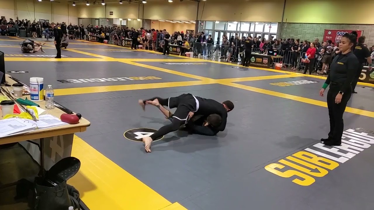 This is why you let go of headlocks in BJJ, blue belt match.