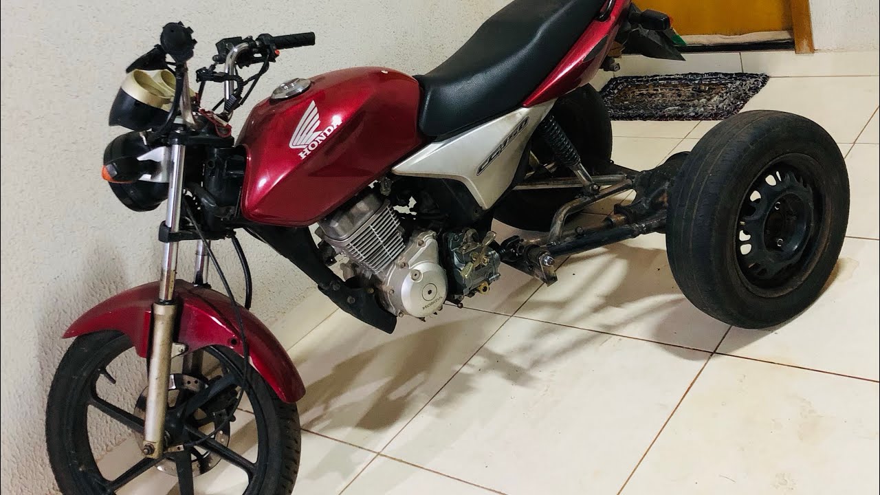 O quadriciclo da Honda 150 Sport com diferencial de Chevete já está de pé sozinho