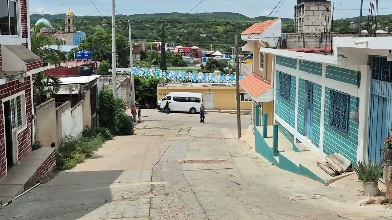 Paseando por una calle de acaxtlahuacan 2025