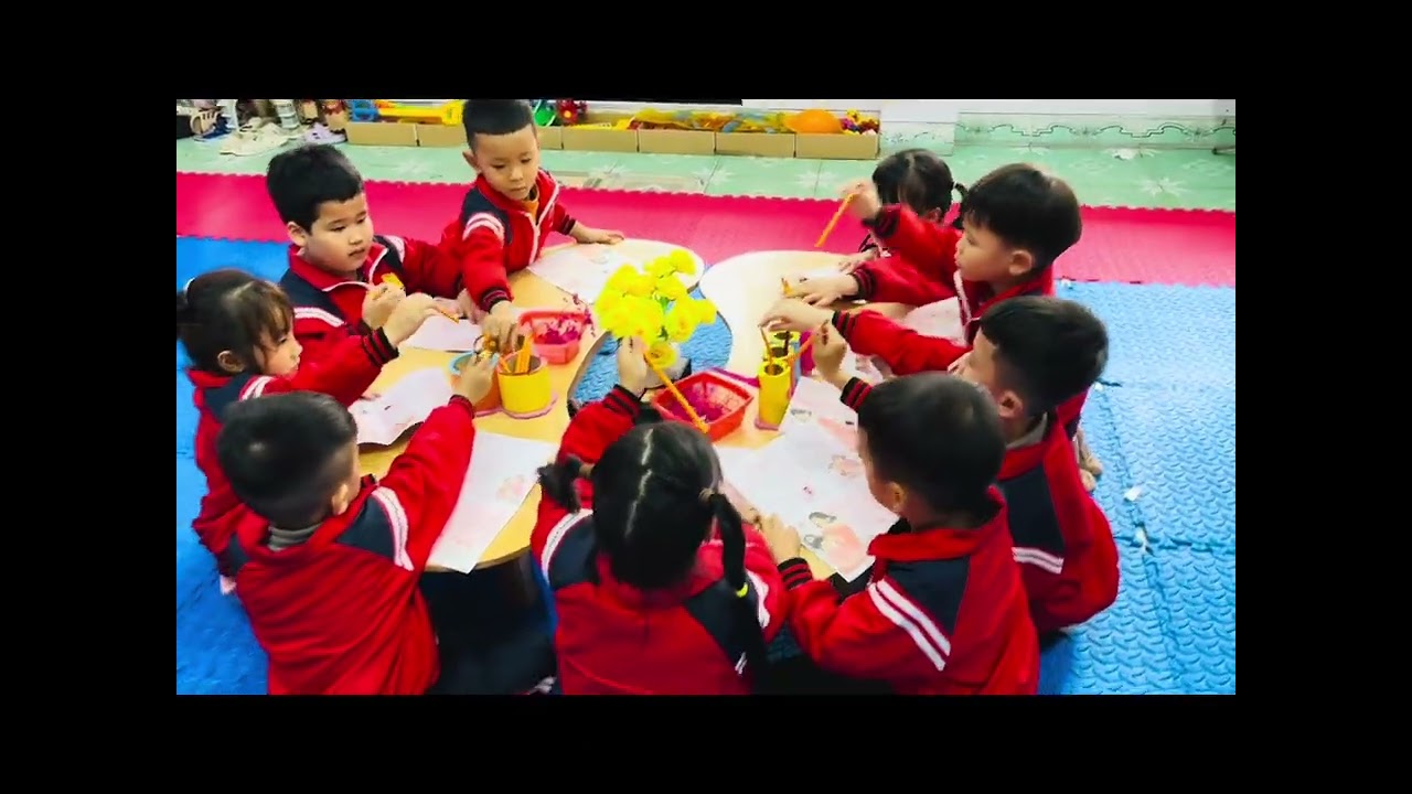 Lớp 5A4 trường mầm non Nam Hồng làm thiệp tặng mẹ