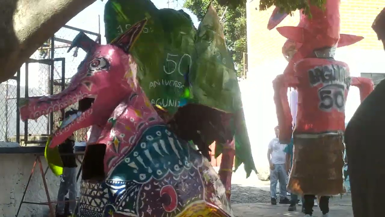 Pepita y Dante en la kermes de la parroquia Cristo Obrero. 