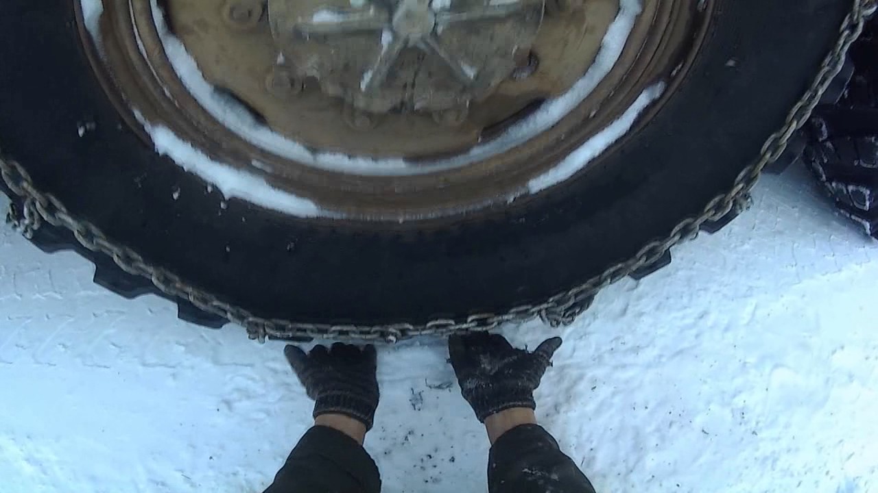 Урал лесовоз Одевание цепей на колёса