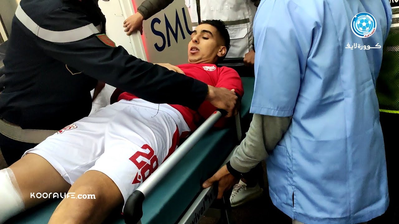 لحظة نقل مؤيد لافي إلى المستشفى بعد تعرضه لإصابة قوية أمام فريق الجيش الملكي