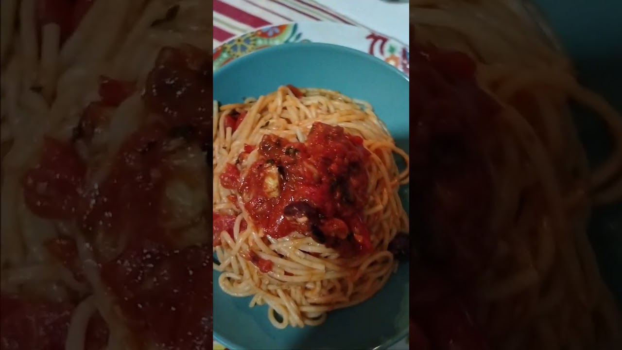 Spaghetti con tocchetti di cefalo pomodorini e olive di Gaeta.Ekkevelodikoaffa'