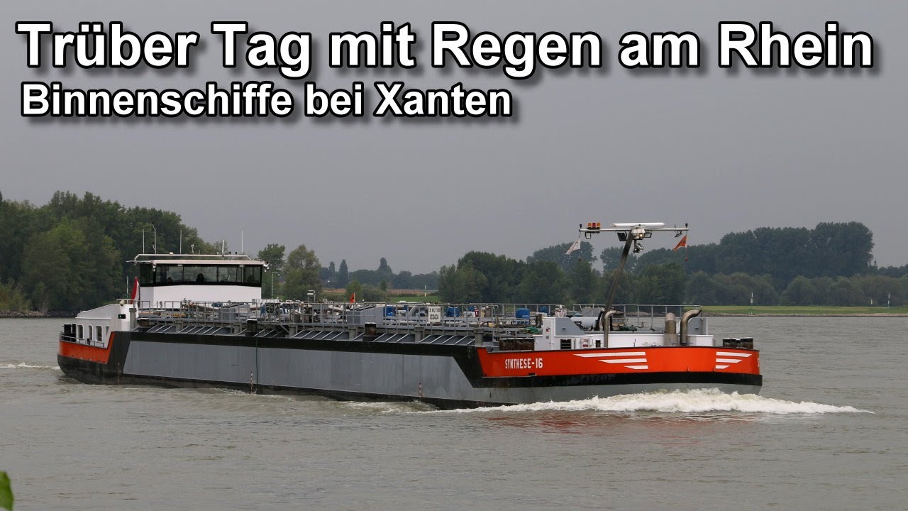Trüber regnerischer Tag am Rhein - Niederrhein bei Xanten - Binnenschifffahrt