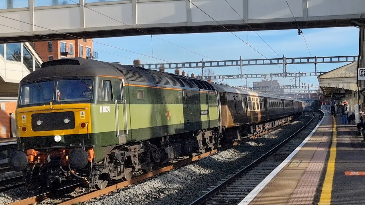 47805 and 47810 passing newbury on the statesman, and 57315 and 57313 on the northern belle 13/12/25