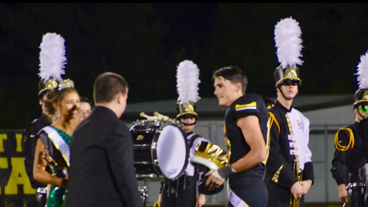 Surprise handoff: Homecoming king gives student his crown